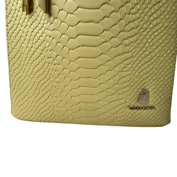 Tote & Carry Apollo 1 Canary Yellow
Cowbell Backpack and Croosbody New with tags - Picture 7 of 15